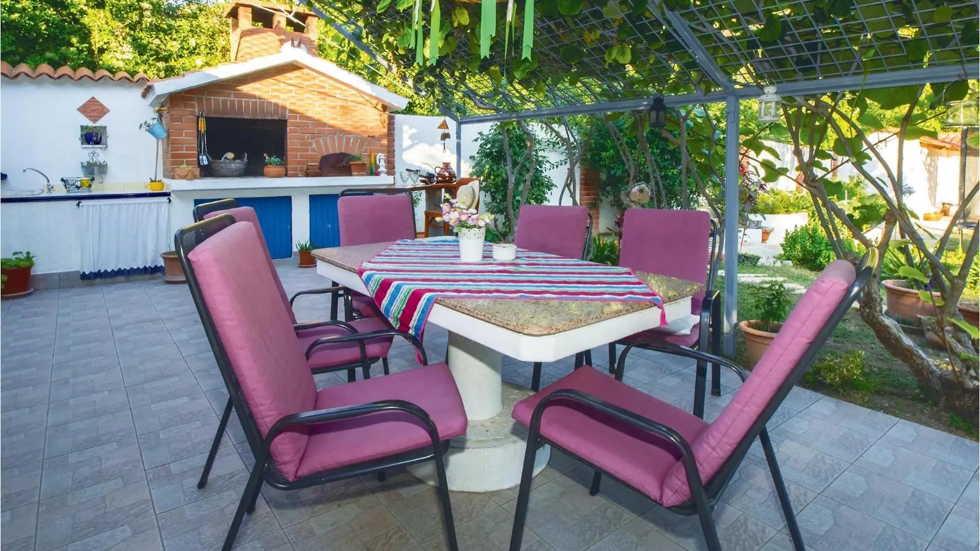 2 Bedroom Cozy Home In Zrnovnica Split 0*,  Horvátország