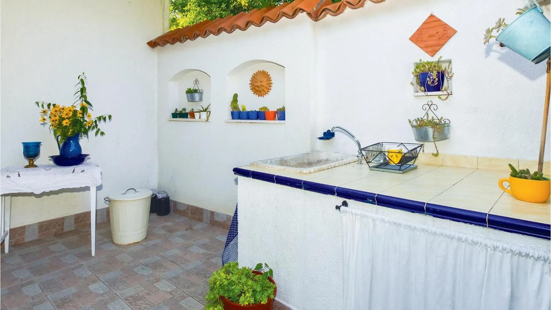 2 Bedroom Cozy Home In Zrnovnica Split