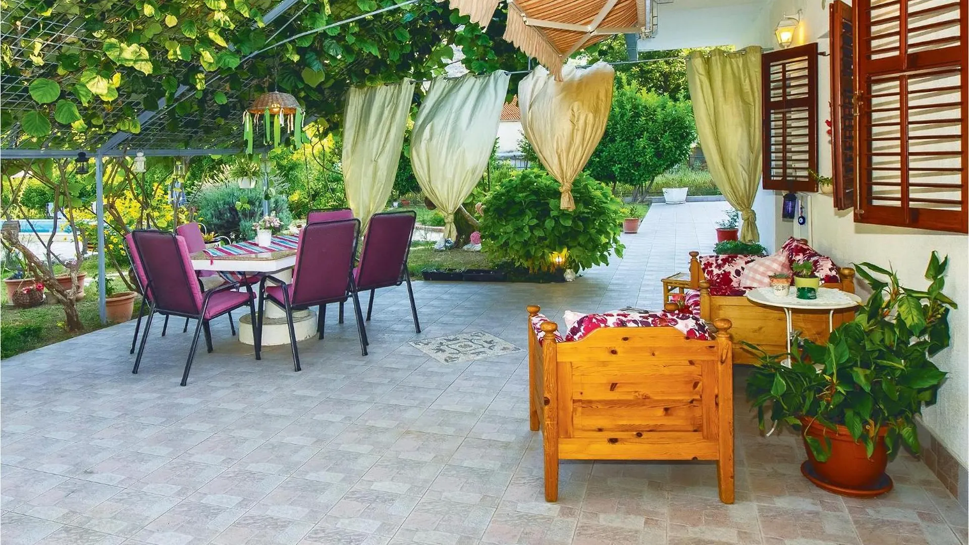 Nyaraló 2 Bedroom Cozy Home In Zrnovnica Split
