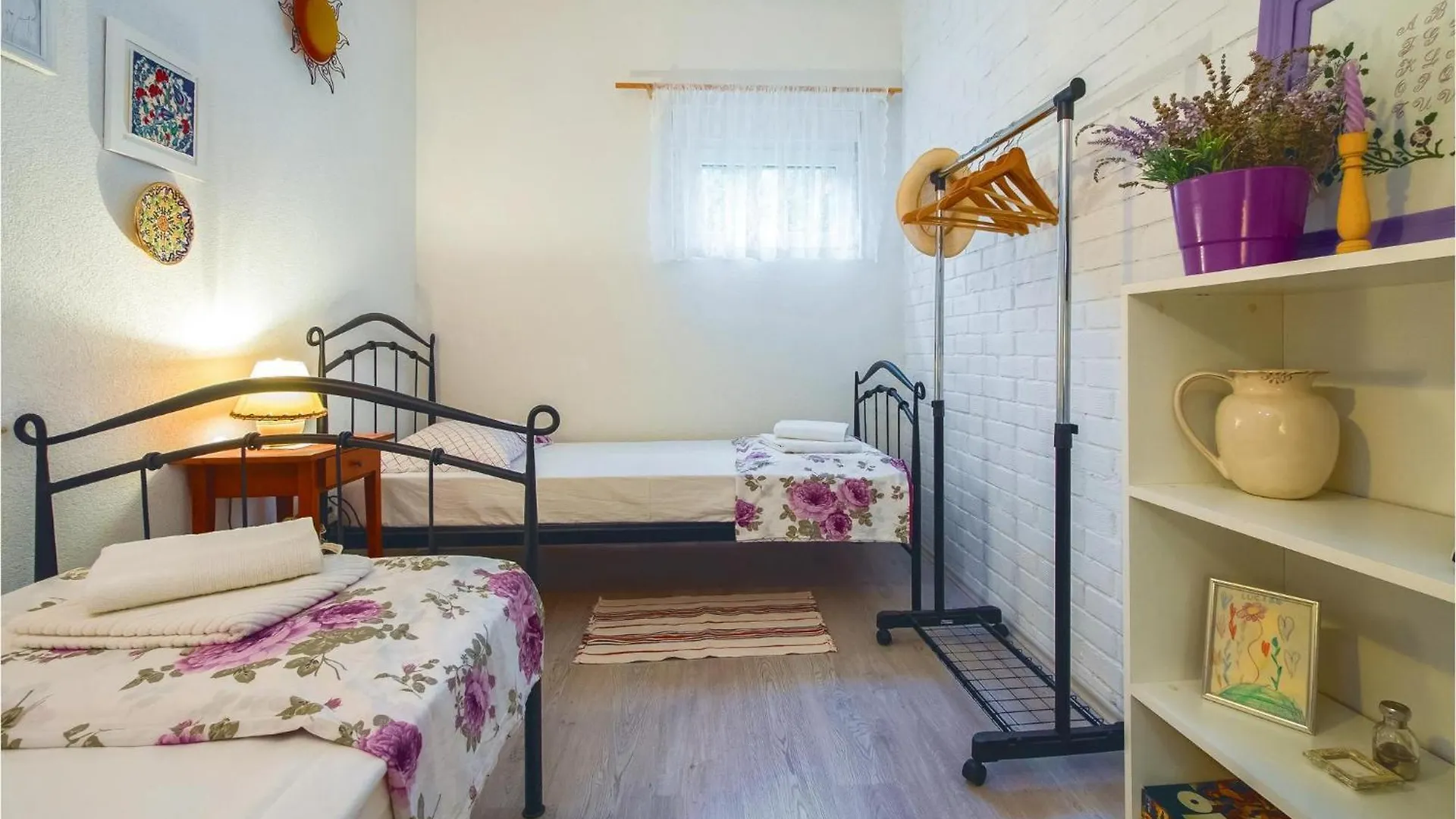 2 Bedroom Cozy Home In Zrnovnica Split